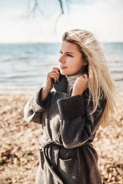 Spektakulär Attraktive Skandinavische Blondine Herbst Der Ostsee Warmen Kuscheligen Strickjacke — Stockfoto
