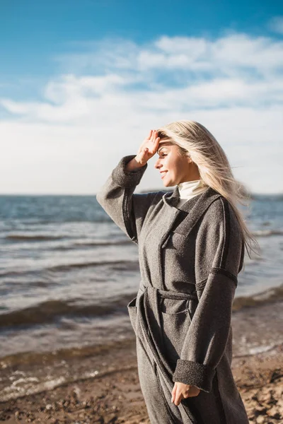 Sexy Luxuriöse Blondine Allein Blickt Die Ferne Horizont Einer Stürmischen — Stockfoto