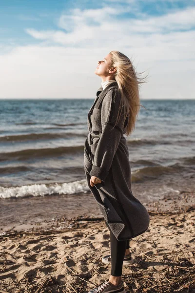 Attraktive Sexy Schwedische Blondine Romantischer Stimmung Einem Kühlen Windigen Tag — Stockfoto