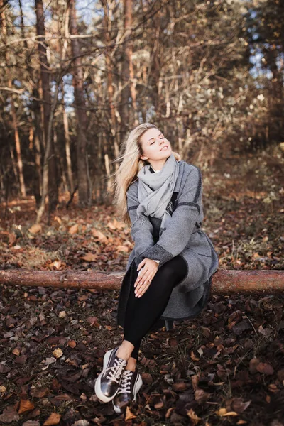 Niedliche Sexy Blondine Herbstwald Sonnt Sich Der Warmen Sonne Einem — Stockfoto