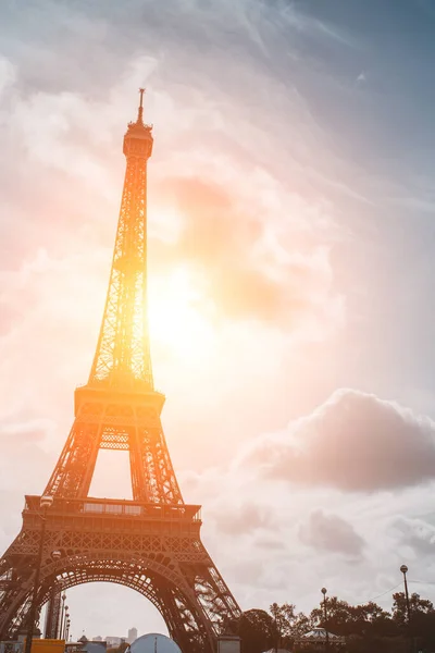 Eiffelturm Auf Sonnigem Hintergrund Blick Von Unten — Stockfoto