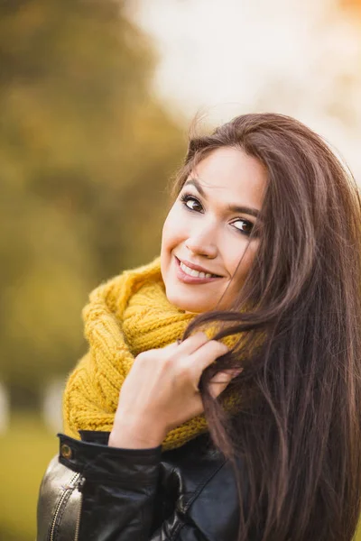 Beleza Natural Uma Morena Cabelos Escuros Com Olhar Brincalhão Encantador — Fotografia de Stock