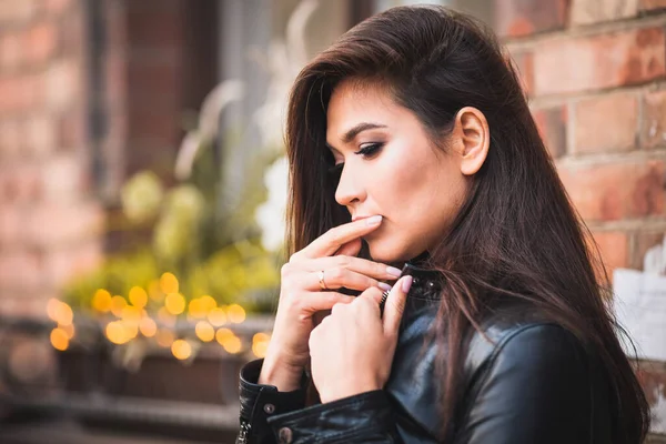 Een Charmante Brunette Met Een Heldere Uitstraling Filosofisch Intensief Bespreekt — Stockfoto