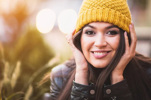 Veselá Veselá Orientální Brunetka Atraktivním Vzhledem Pleteném Vlněném Klobouku Usmívá — Stock fotografie