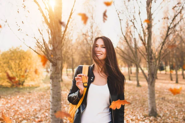 Fröhlich Glücklich Charmante Brünette Mädchen Unter Den Fallenden Gelben Herbstblättern — Stockfoto