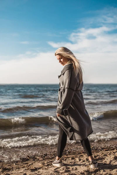 Eine Freie Unabhängige Zielstrebige Skandinavische Blondine Warmen Mantel Meer Ist — Stockfoto