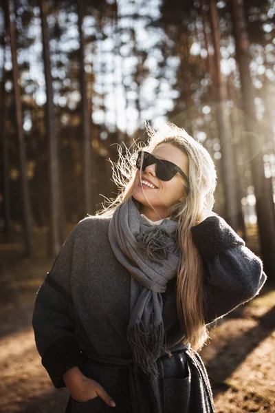Glückliche Erfolgreiche Süße Mädchen Schwedische Blondine Herbst Park Unter Der — Stockfoto