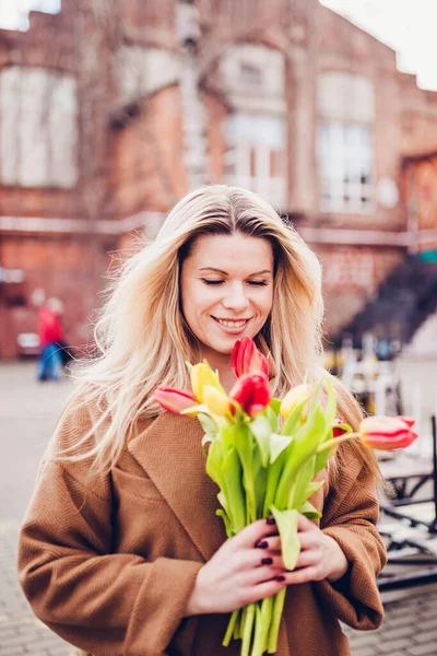 Glückliche Erfolgreiche Schöne Blonde Mädchen Bei Einem Date Mit Blumen — Stockfoto