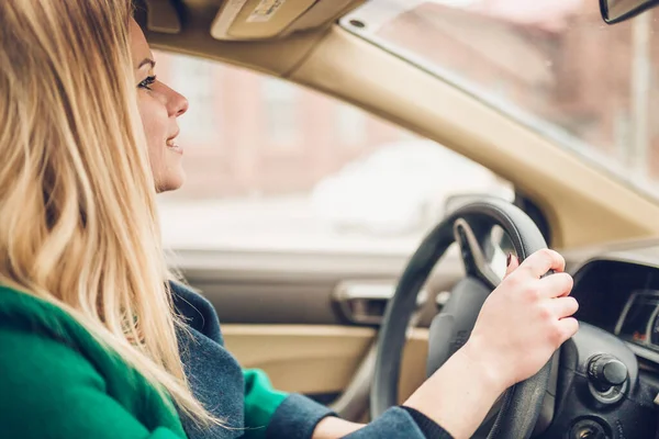 Feliz Éxito Chica Confiada Rubia Dirige Coche — Foto de Stock