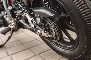 Güçlü bir klasik motosikletin detaylarını kapat. Arka süspansiyon ve direksiyon.