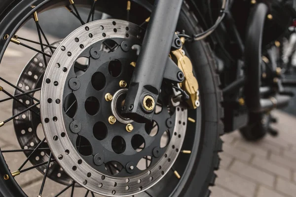 ブレーキシステム付きフロントサスペンションとホイール 強力なヴィンテージバイクの閉鎖の詳細 — ストック写真