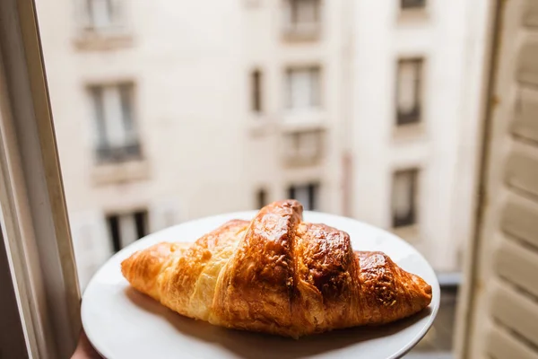 Manhã Croissant Croissant Pequeno Almoço Crocante Fragrante Uma Placa Abertura — Fotografia de Stock