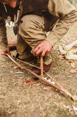 Doğaçlama malzemelerden ateş üretmenin eski bir metodu. Kuru bir tahta parçasının sürtünme yöntemi.