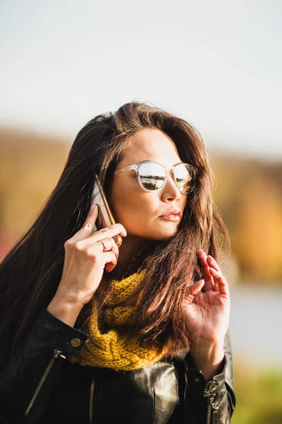 Frau Mit Charme Telefoniert Lange Dunkle Haare Und Sonnenbrille Selbstbewusstes — Stockfoto