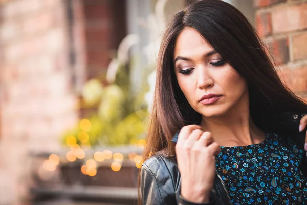 Luxuriöse Brünette Frau Von Jahren Orientalischen Aussehens Einer Modernen Europäischen — Stockfoto