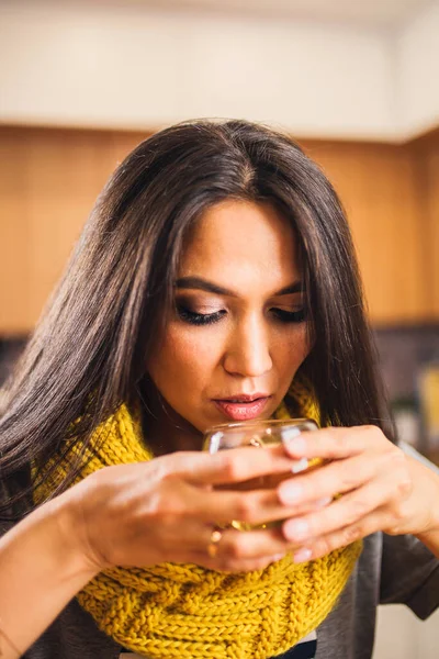 Ein Kaltes Mädchen Trinkt Heißen Husten Oolong Tee Ein Warmer — Stockfoto