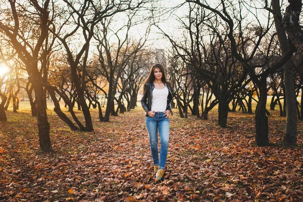 Schlanke Anmutige Attraktive Mädchen Park Zwischen Den Bäumen Fröhliche Erfolgreiche — Stockfoto