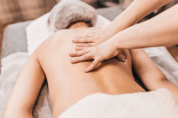 Close Das Mãos Massagistas Amassar Músculos Longitudinais Das Costas Longo — Fotografia de Stock