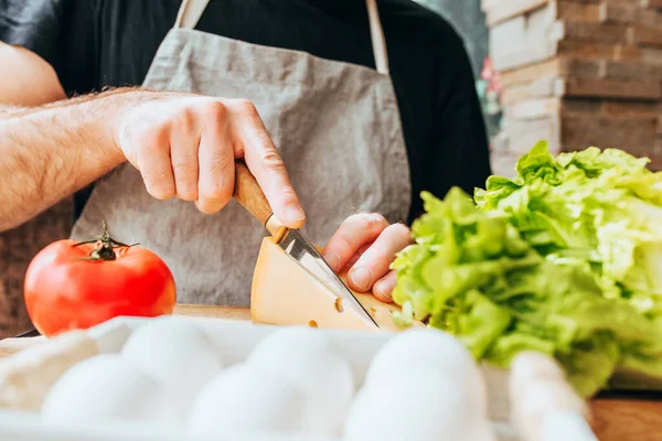 Egy Férfi Salátát Készít Zöldségekből Sajtokból Egyszerű Vegetáriánus Étel Egészséges — Stock Fotó