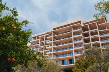 Binanın tamamlanmamış dış görünüşü - inşaattaki ekonomik kriz