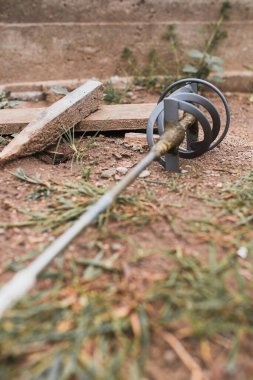 İnşaat alanındaki güç aracı - harcı karıştırmak için başlık karıştırıcı