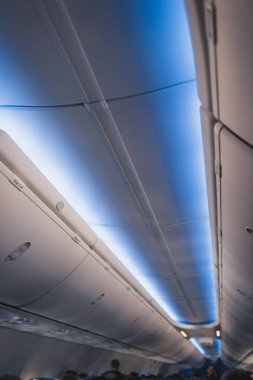 Uçak tavanının neon ışığı - uçak içi