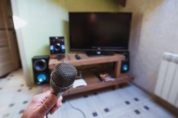 Minsk, Belarus - 24 Eylül 2020: Mikrofon birinci şahıs görüntüsü - karaoke şarkıları söylüyor