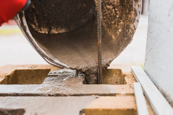 Flytande Cement Slam Från Hink Ström Cellerna Ett Betongblock Bygga — Stockfoto