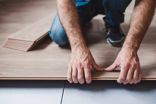 Easy and quick installation of the flooring - connecting laminate locks - DIY floating floor