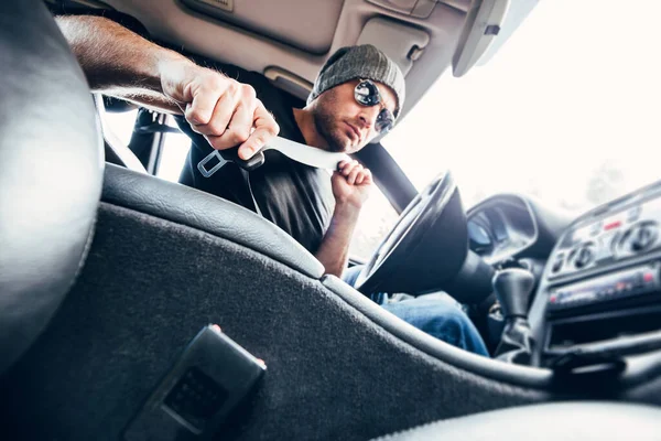 Vista Interior Coche Potente Hombre Con Barba Sombrero Gafas Sol — Foto de Stock