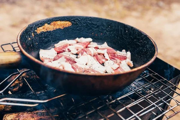 Piccole Fette Pancetta Una Padella Ghisa Nera Friggere Punta Petto — Foto Stock