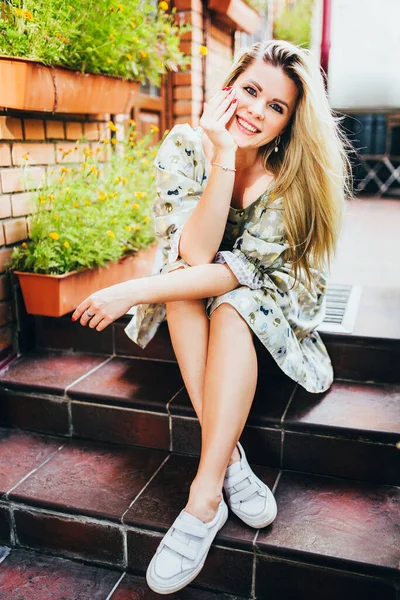 Міський Портрет Молодої Витонченої Блондинки Літній Сукні Сидить Сходах Ліцензійні Стокові Зображення