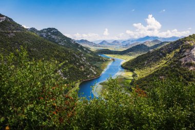 Biyolojik dağ rezervi, zengin bir bitki ve hayvan dünyasıyla gölün ve nehrin su yüzeyi.