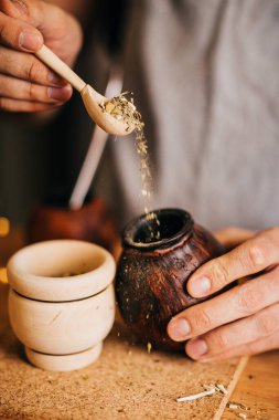 Eş yapma süreci - kabak kabağında kaşıkla kurumuş yaprakların bir kısmı