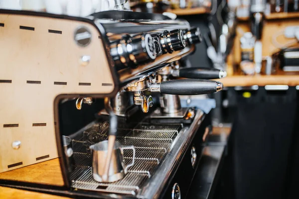 Professionelle Café Ausstattung Barista Arbeitsplatz Seitenansicht Kaffeemaschine — Stockfoto
