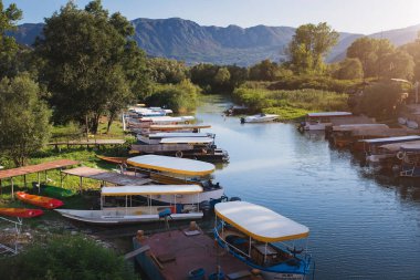 Virpazar, Karadağ - 19 Ağustos 2020: Sahil boyundaki eğlence motorlu tekneleri - su taşımacılığı parkı - tekne gezisi