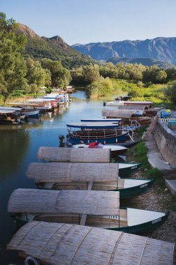 Virpazar, Karadağ - 19 Ağustos 2020: Sahil boyundaki eğlence motorlu tekneleri - su taşımacılığı parkı - tekne gezisi