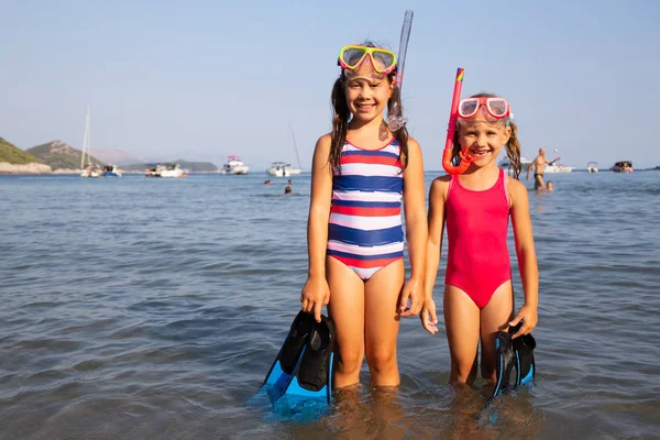 Due Bambine Sulla Spiaggia Una Località Balneare Con Pinne Maschere — Foto Stock