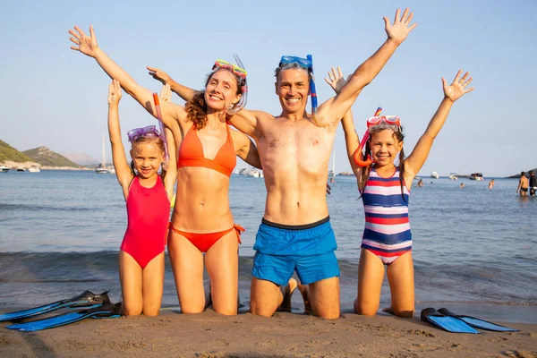 Retrato Una Familia Feliz Descansando Playa Balneario Con Aletas Máscaras —  Fotos de Stock