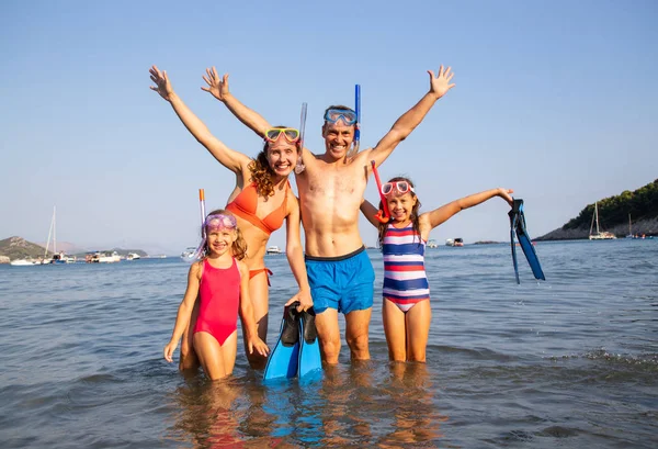 Retrato Una Familia Feliz Descansando Playa Balneario Con Aletas Máscaras —  Fotos de Stock