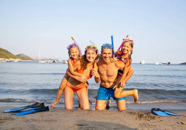 Retrato Una Familia Feliz Descansando Playa Balneario Con Aletas Máscaras — Foto de Stock