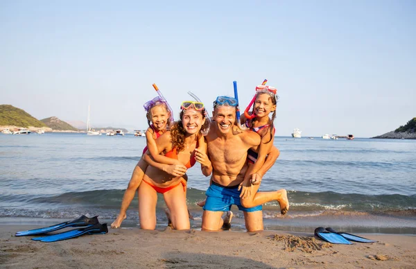 Portrét Šťastné Rodiny Odpočíval Pláži Letovisku Ploutví Masek Pro Potápění — Stock fotografie