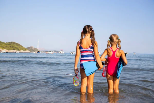 Duas Meninas Praia Resort Beira Mar Com Barbatanas Máscaras Para — Fotografia de Stock