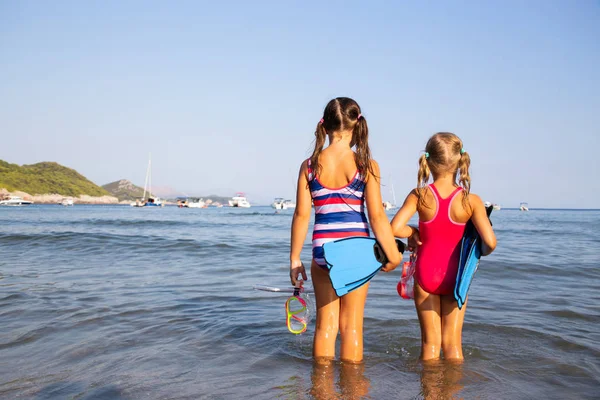 Dos Niñas Playa Balneario Con Aletas Máscaras Para Bucear —  Fotos de Stock