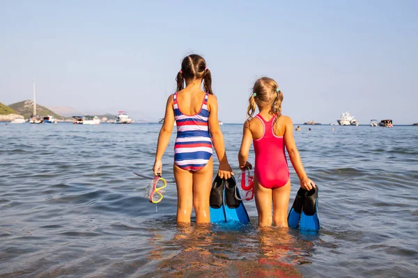 Två Små Flickor Stranden Badort Med Fenor Och Masker För — Stockfoto