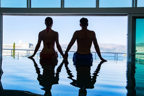 Spa Merkezinde Havuz Kenarında Genç Sevgi Dolu Çift Rahatlatır Siluet — Stok fotoğraf