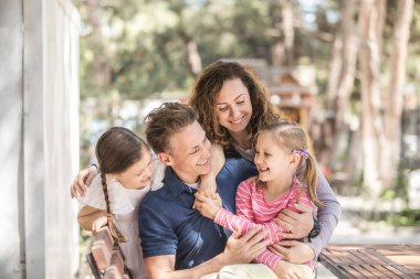 bir anne ve baba çocuklarıyla iyi vakit geçiren aile yaşam tarzı portresi