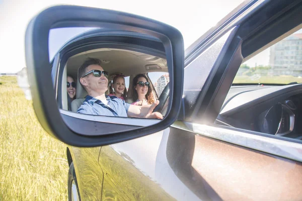 Spiegelung Seitenspiegel Einer Familie Mit Kindern Auto — Stockfoto