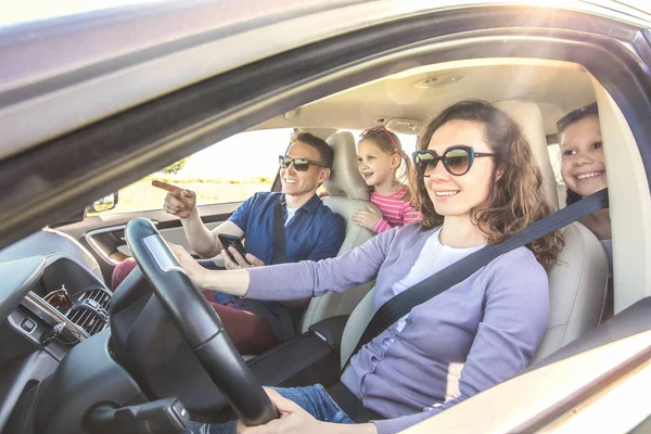 Familia Joven Con Niños Está Viajando Coche Viaje Vista Dentro — Foto de Stock