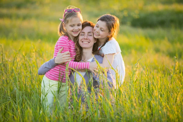 Gelukkige Familie Weide Zomer — Stockfoto